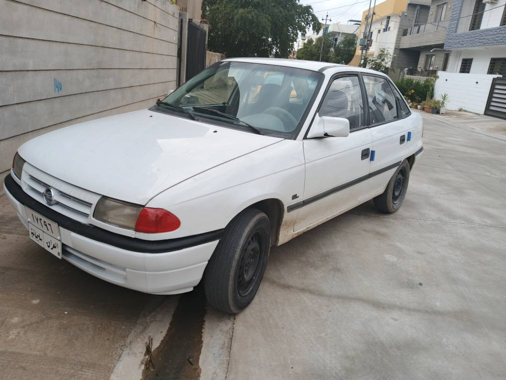 سلام عليكم للبيع استره موديل 1993 
دفتر بانزين موجود كير محرك شرط كير عادي 
محرك حجم 18 مرغوب بس هلال صبغ شرط 
السعر 52 بي مجال للطيبين شراي يخابر رقم الهاتف *********** كركوك, العراق
