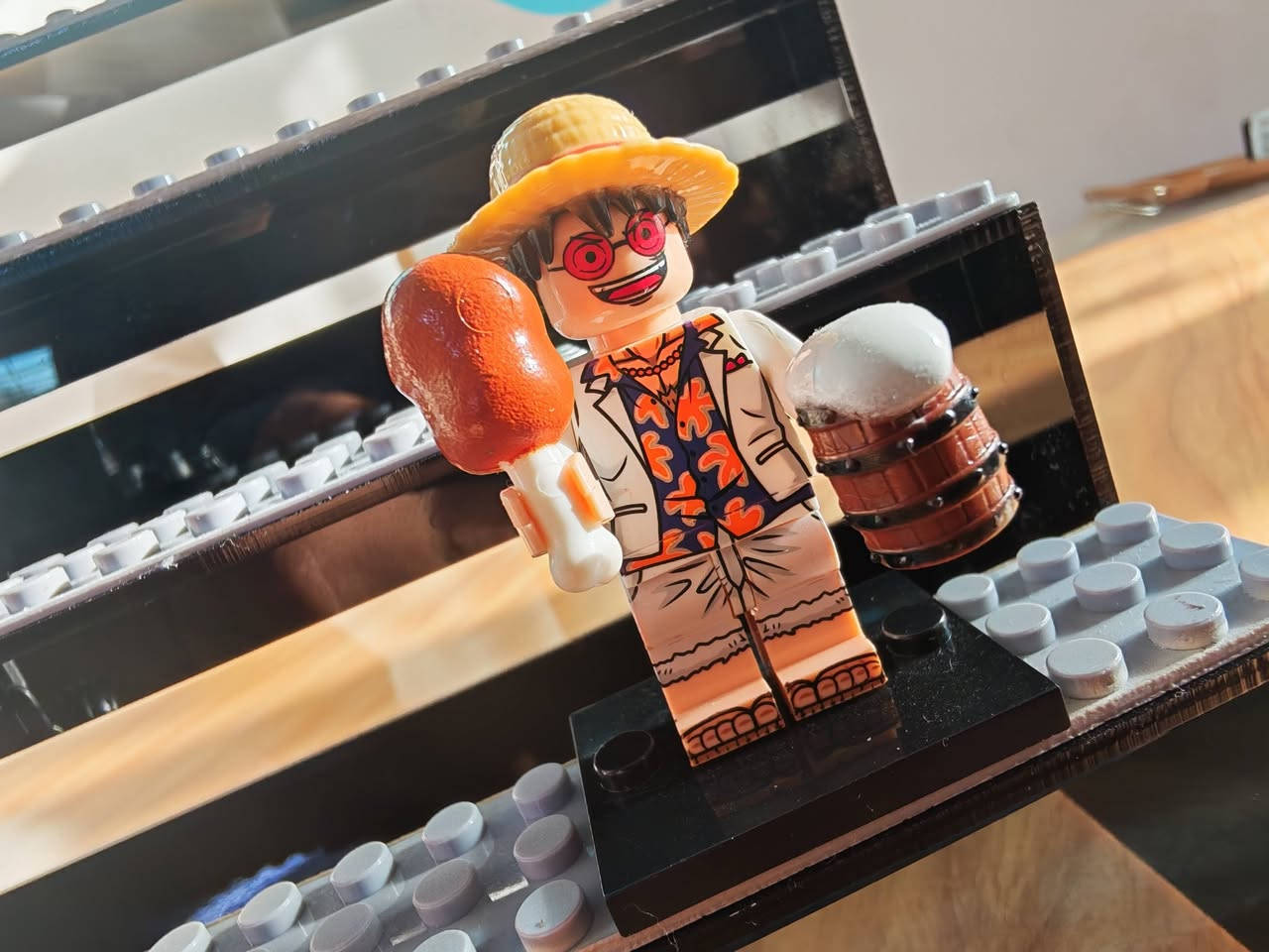 منصة عرض احترافية لشخصيات الليغو  -ذو تصميم مدرج 🏆
عارضة مميزة خاصة لشخصيات الليغو ذو قاعدة مكعبات متوافقة (اي انها مزودة بنقاط تثبيت الليغو) لضمان ثبات الشخصية و عدم سقوطها كما هو موضح بالصور ، و هذا ما يجعلها مصممة خصيصا لمحبين الليغو
مصنوعة بلون اسود فخم يبرز الوان الشخصيات الزاهية

مدرجة ضمن اربع طوابق و ذو عرض (٢٦ سم) يتسع لقرابة ٣٢ شخصية مختلفة، الصورة الأخيرة من المنشور توضح كم شخصية ممكن ان يصل الطابق الواحد من العارضة

مثالية للرفوف و خزائن العرض الزجاجية 

لمن تفيد هذه العارضة؟
١- لتجار مجسمات الليغو لعرض المجموعات المختلفة
٢- لهواة تجميع مجسمات الليغو لعرض مجسماتهم المختلفة و تصويرها

الشخصيات الموجودة ضمن العارضة هي للعرض لا تأتي مع العارضة، يمكن بيعها بشكل منفصل، وهي مجسمات ليغو للشخصيات التالية
١- شخصية ماكيما (makima) محبوبة الجماهير من انمي رجل المنشار 
٢- شخصية ايتاشي (itashi) من انمي ناروتو
٣- ملك القراصنة لوفي بملابس الصيف و المشروب
٤- موزان، ملك الشياطين من انمي قاتل الشياطين (demon slayer)
٥- غيوتارو، الشيطان الشهير في انمي قاتل الشياطين 
٦- ساو (saw) لمحبي عالم الرعب

سعر العارضة لوحدها : ١٥ الف دينار

سعر كل شخصية بشكل مفرد : ٣ آلاف

اما اذا كنت تريد العارضة مع كل الشخصيات فيكون السعر  فقط ٢٧ الف ☑️ 

توصيل خمسة آلاف لجميع محافظات العراق 🙏🙏🙏🙏🙏


**إذا كنت صاحب هذا الإعلان وتريد حذفه لأي سبب، رجاءا أرسل رسالة إلى الدعم الفني**