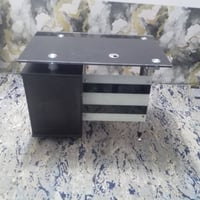 ميز مكتبي بي ٣مجرات سعره  ٥٠ الف مغسله سعره ١٥ الف ميز معه طبلت صغار ٣...