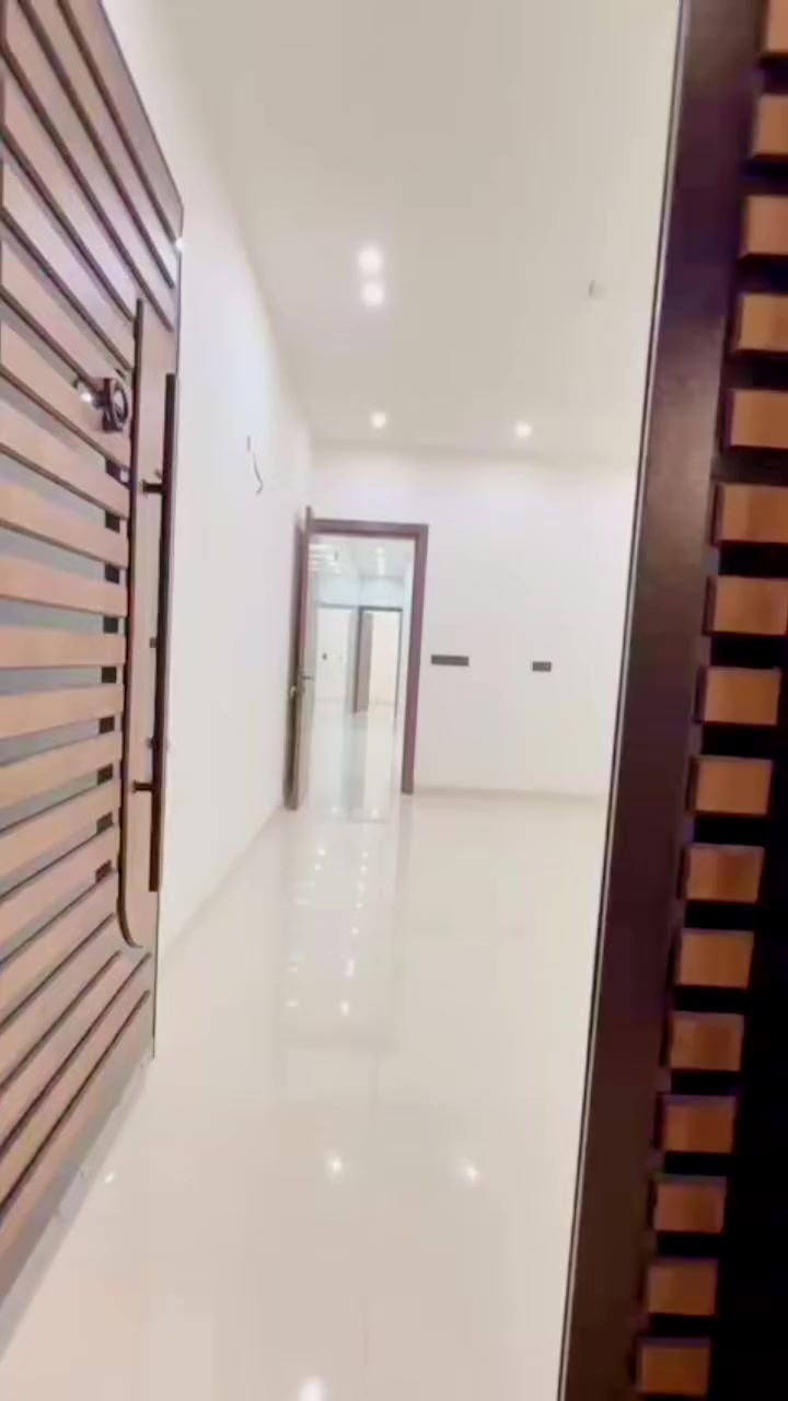 #للبيع 💵 
الموقع: حي الجهاد - منطقة الشارقة (موقع استراتيجي مجاور لمجمع النسيم).
المساحة: 80 متر مربع.
بناء حديث 2026 🏠✨
الموقع: حي الجهاد - منطقة الشارقة (موقع استراتيجي مجاور لمجمع النسيم).
الحالة: بناء زيرو (جديد) درجة أولى 2026.
التفاصيل الداخلية:
3 غرف نوم واسعة.
صالة استقبال (استقبال) بتصميم عصري.
مطبخ حديث ونظامي.
مرافق صحية عدد (2).
السعر: 275 مليون دينار (قابل للتفاوض).
للاستفسار والتواصل: [***********] 📞
