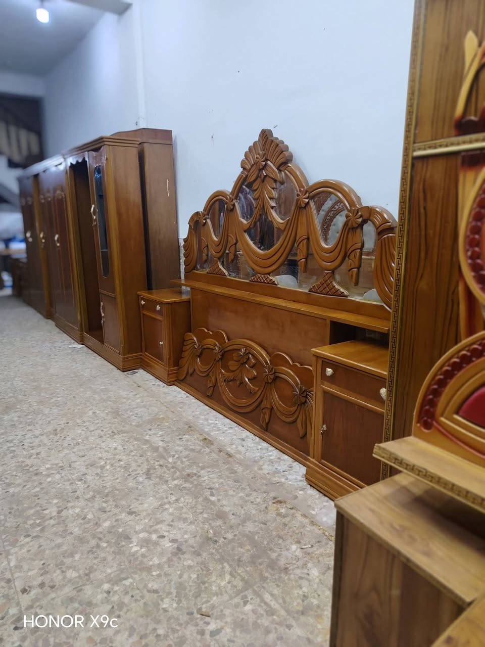 السلام عليكم غرفه كامله ام الخمس بيبان شغل درجه اولى  تسكام  غرفه كامله وجاهزه اي نقص ما بيها السعر 775 شامل الشد والتوصيل مجاني داخل النجف والشراي يتصل مكاني نجف ناحيه الرضويه قرب الجسر مال الرضويه *********** موجود واتساب
