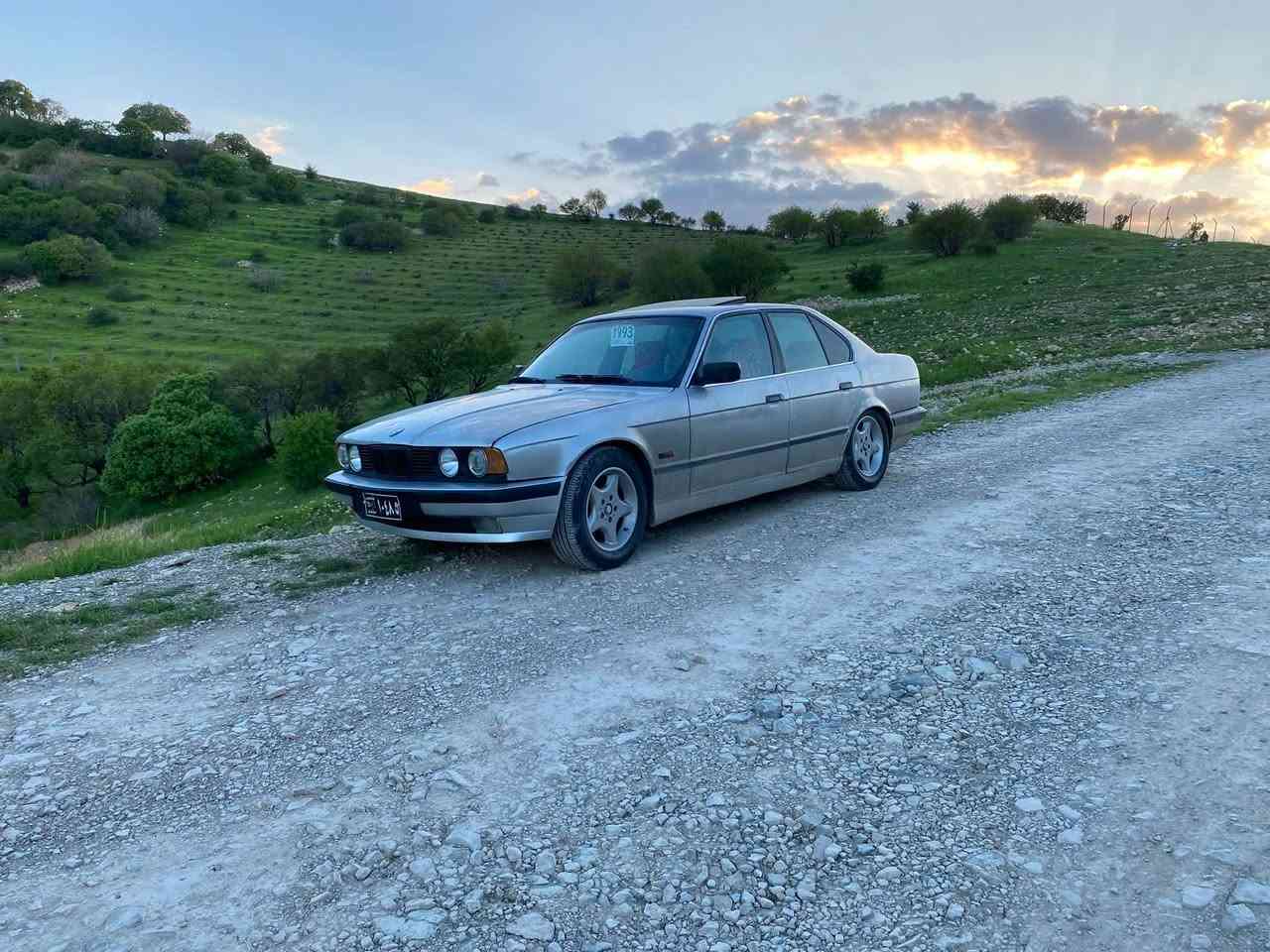 Bmw525 گير ئؤتؤماتيك
دوجامي كاربا 
دو كوشني كاربا كوشني جلدي ره ش 
سلايت ته بريد به س كومريسه ره كه ي زه عيفه 
داژبلو به رگي درگاو سه قفي پاكو جوانه 
سعري ٣٥ گه لايه 
***********
شوين عه ربه ت
