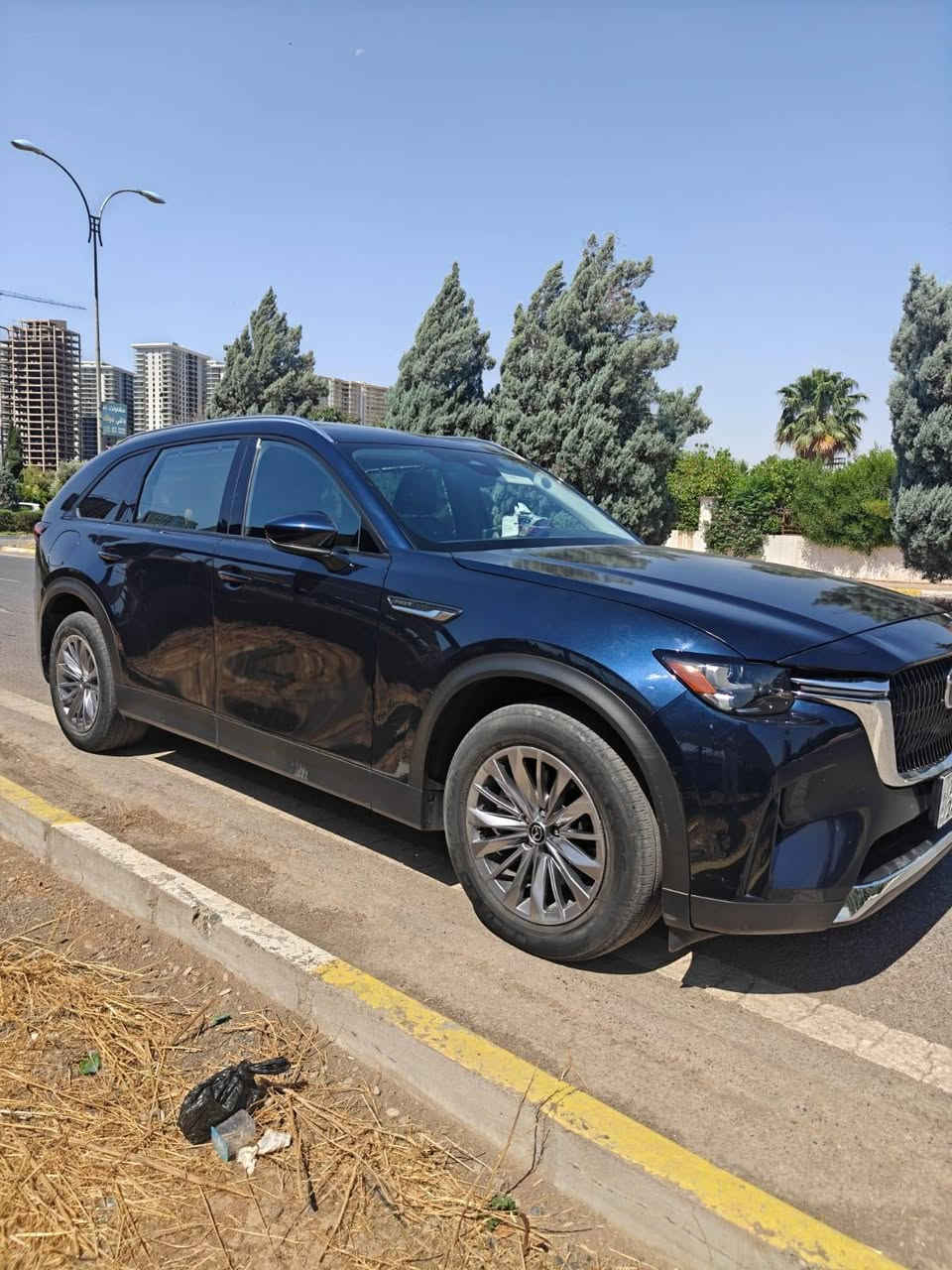 للبيع فقط مرقم شمالى جاهز تحويل ثاني يوم كل التفاصيل موجوده بالمنشور 

للبيع فقط 2024  Mazda cx_90 بلكن هايبرد 
قطعة وحده صبغ ايرباك مبدل بيلادي سيستم جاهز
كلشي بيها بشرط ولا كلوب شغال 
حتى الدعاميات بيلادي
: 4 أسطوانات (I4) سعة 2.5 لتر بنزين.
المحرك الكهربائي: محرك كهربائي بقوة 68 كيلوواط (حوالي 91 حصان).
البطارية: 17.8 كيلوواط/ساعة ليثيوم أيون.
القوة الإجمالية: 323 حصان (عند استخدام بنزين ممتاز 95) أو 319 حصان (عند استخدام بنزين عادي 91).
عزم الدوران: 369 رطل-قدم (500 نيوتن-متر).
ناقل الحركة: أوتوماتيكي من 8 سرعات (بدون محول عزم تقليد
المقاعد: 3 صفوف مقاعد  VIP (تتسع لـ 7 أو 8 ركاب).
التنجيد: مقاعد بجلد (Leather-trimmed).
المقاعد الأمامية: مدفأة، مع تعديل كهربائي لمقعد السائق   ومقعد الراكب)
فتحه سقف 
دخول ذكي
التكييف: تحكم أوتوماتيكي بالمناخ ثلاثي المناطق.
المرايا: مرآة رؤية خلفية ذاتية
شاشة مركزية ملونة مقاس 12.3 بوصة 
نظام آبل كاربلاي وأندرويد أوتو (لاسلكي).
نظام صوتي مكون من 8 سماعات.
شاشة عدادات رقمية بالكامل أمام السائق. 
نظام مراقبة النقاط العمياء (BSM) مع تنبيه حركة المرور الخلفية.
مساعد الحفاظ على المسار (Lane-keep Assist) وتحذير مغادرة المسار.
مثبت سرعة راداري (مازدا رادار كروز) مع خاصية التوقف والانطلاق
كبح تلقائي للطوارئ (Smart Brake Support). 
كهربا وباينزين و هايبرد قابله للشحن المنزلي
 وبعد اهواي مواصفات 
  السعر 230 ومجال بسيط
رقم الشاصي  JM3KKBHAOR1181868
***********
*********** أربيل, العراق

