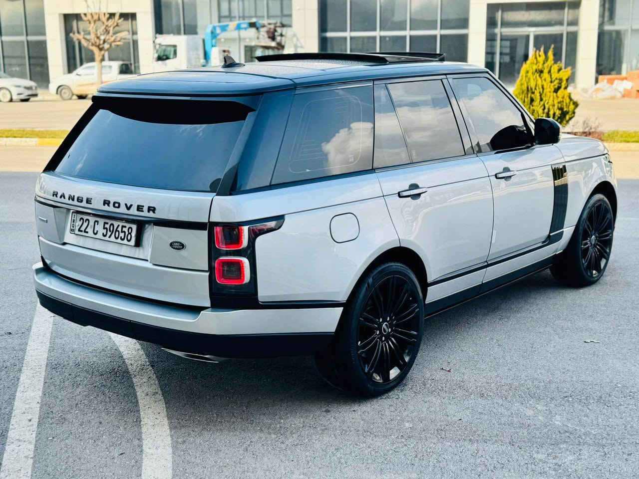 ﷽
                                 RANGE ROVER VOGUE 2016 
▫️رانج رؤڤه ر مؤديل 2016 ڤؤگ فول مواصفات
🔹 فول مواصفات مواصفات بلاك زمان دولي
▫️سيارة كامل داخل و خارج محدث 2021🔥📦

◻️محريك V8 5.0L تمانية سلندر سوپر جارج مرغوب
🔹گير و محريك بشرط فحص
بدون صوت و بدون صرف بدون خلل
🔹ماشية  58 الف حقيقي

◻️ سيارة كلين فقد ( بنيت صبوغ بسبب محدث ) 
🔹سيارة جديد حيل حيلوة نضيفه 📦
🔹سيارة كاكل داخل و خارج محدث 2021

◻️مواصفات فول معروفة
🔹{ بصمة - پانوراما - داخل احمر - رادار - داتاشو -  دوسات كهربا - خمس كاميرا - صندوق شفت - باب صحب - كشنات تتفيئة و تبريد - كشن مصاج - كشن و ستيرن خزن - ستيرن تتفيئة - بغاغ لايت - مراي شفت - تبريد مركزي - بعد }

◽️اربع تاير ويل جديد ويل بلاك
🔹دبل و جوبليسات كل بشرط
🔹سيارة شرط بدون اى نواقص گير و محرك و حدادي و كاهرباى كولة بشرط
🔹سنوي و رقم و هزة جديد سنوي بأسمي
🔹 نفسي يوم / تحويل و كاله حاظر
🔹 مكان_🌆 سليماني

◽️سعر_ 289$🔐🔥🔥
◽️موبايل_ *********** ::: ***********
____________________________________ السليمانية, العراق
