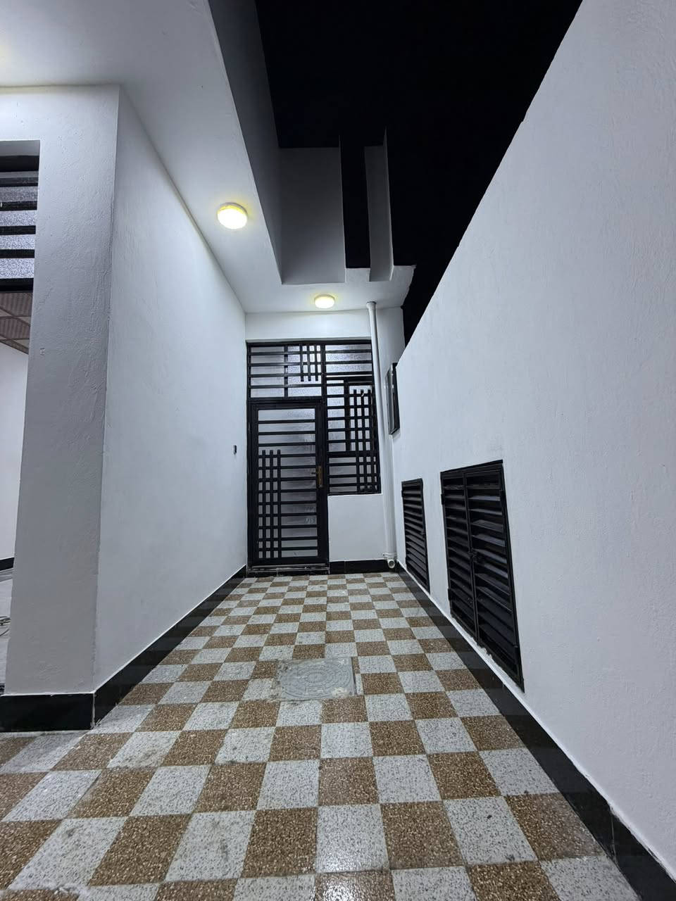 للبيع دار في ناحية العباسية طابو صرف . وسند موجود .بالمحجوزه مساحتة ١٢٦ متر 
بناء درجه اولى البيت جديده 
غرفة ٦ ❎ ٤ 
استقبال ٥ ونص ❎٤ 
صالة كبيرة مفتوحة على المطبخ 
مطبخ حار ٢❎٢ 
حمامات ٢ ونصف ❎٢ ونصف 
مكشوفة ￼٢❎٢ 
طارمة مرتبة 
حمام خارجي 
مواصفات البيت 
صب كونكريت ارضيه وسقف 
بناء طابوك 
الماء والكهرباء والمجاري كلها اصلي ومصور كل مرحله 
سعر ٦٧ وبي مجال قليل 
*********** 
مكانه يبعد عن عماره ابو حامد الشافعي ١٥٠ متر
