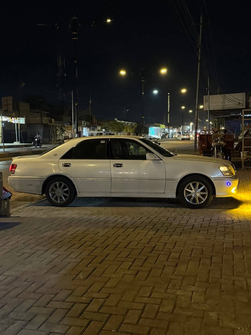 السلام عليكم ملكه كراون لون ابيض صدفي للبيع أرقم بغداد تسجيل جديد حرف ز بسمي قرار (48) السياره بسمي السنويه ل ٢٨  او ثاني يوم مداور مكفوله عده كصه قماره السياره شرط جديده ماناقصها برغي 

فول موصفات 1/1 عده الفتحه 

✅4دكم اصل 

✅تبريد قطعتين امامي وخلفي

✅ثلاجه خلفيه 

✅ تحكم استيرن

✅مكينه ديفور الكبير المرغوب 

✅شاصي 75

✅برده خلفيه 

✅اربع كشنات كهربائيه 

✅مري شفط 

✅ستيرن كهربائي

✅كروز مثبت سرعه

✅مشغل اقراص 

✅شاشه كرستال ترحيب

✅لايت امامي وخلفي كرستال 

✅ويل نجمه

✅اريل امامي وخلفي 

مكاني قضاء بلد 

للاستفسار الاتصال برقم او المراسله 

***********‬
