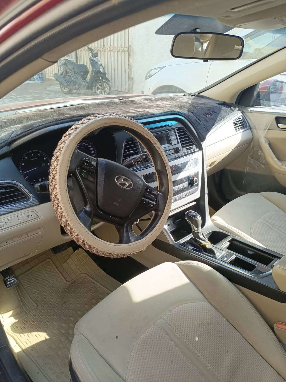 سوناتا خليجي موديل ٢٠١٥ رقم واسط سنوية ساقطة عليها غرامة تنكص من فلوسها بيها صبغ
انضريت بيدي بدلت جاملغ وبنيد رايدها ١١٥ مكينة ٢٠٠٠ دوش مكاني البنوك 
هاتف ***********
