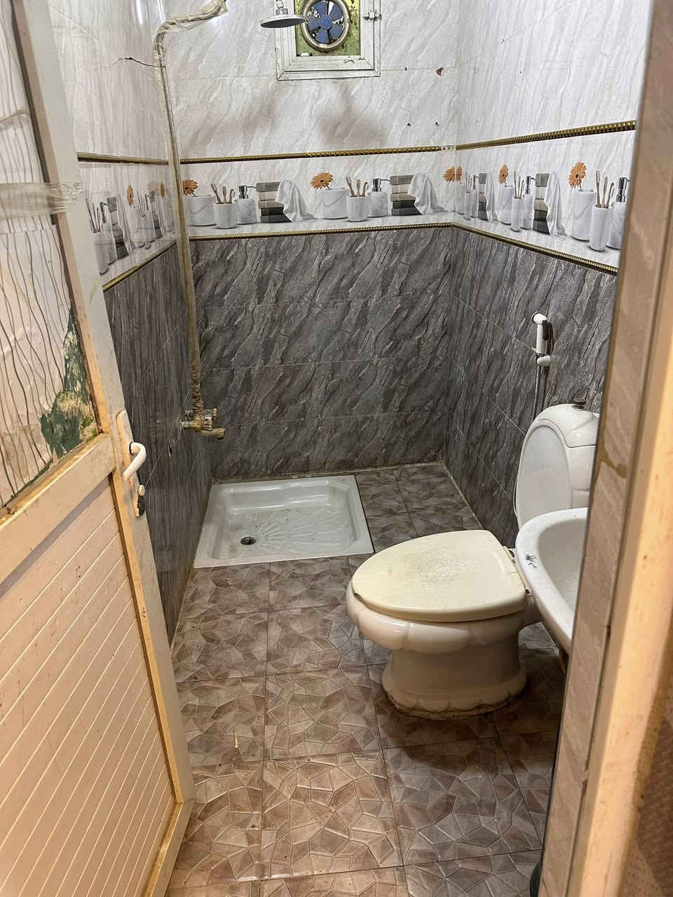 اللايجار✨
————
يتوفر مشتمل لايجار طابقين 
حي الزهراء طابق ارضي صاله ومطبخ وصحيات وغرفه وطابق ثاني غرفتين 
ً
ً
الاستفسار 
تصال على رقم هاتف
 *********** / عنوان لمكتب حي زهراء يم مستشفى نفط عقارات ابو انور 
————————————————
ملاحظة / لجميع زبائن عقارات ابو انور يتوفر جميع انواع العقار تجاري وسكني ويتوفر بنايات تجارية ومميز وبسعر معقول بوارد مميز جدا لبيع وايجار / يتوفر بيوت وشقق محلات طوابق مفتوحة لايجار ولبيع كذالك 
.
.
نستقبل جميع عروضكم عقارية لبيع وايجار
