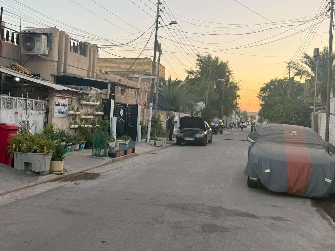 السلام عليكم للبيع للبيع يوجد لدينا بيت 200م في منطقه حي الجهاد محله 895 يحتوي على اربع غرف نوم وصاله ومطبخ وخدمات بياع كامل وتقطيع 100م هاتف ***********
