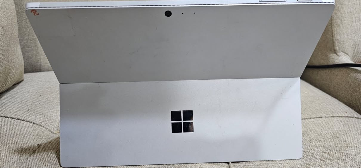 سيرفس برو 5 مواصفات i5جيل سابع رام8 ssd256 بي مشكله البطاريه ضعيفه ابيع يضل على شحن نفس الي جنت عارضه برو6 السعر 100نهايته ويا شاحنه اصلية اذا تريد يصير 135 السعر نهائي


**إذا كنت صاحب هذا الإعلان وتريد حذفه لأي سبب، رجاءا أرسل رسالة إلى الدعم الفني**