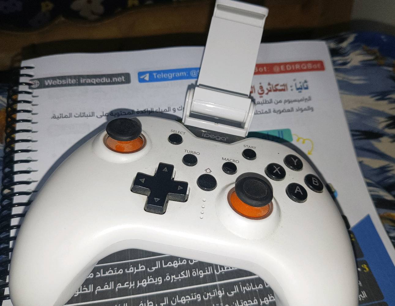 جوستك آيبغا، بلوتوث.
يشتغل على التلفون آيفون وآندرويد.
وعلى الـPC كذلك، يجي التطبيق مالته shooting plus لتخصيص الأزرار مالته.
خوية، شنو موديل الآيپيگا بالضبط؟ وإذا تعرف رقم الموديل مكتوب على الخلفية اذكره حتى يكون أوضح للمشتري.: 
PG-9111
الجوستك حالتها شلون؟ بيها خدوش أو عطل بالأزرار/الأنالوجات/البلوتوث لو شغالة تمام؟: 
فوق الممتازه، لا خدوش ولا عطل بالأزرار، والبلوتوث وكله تمام
معها كل الملحقات الأصلية لو بس الجويستك وحده؟ يعني الكرتون/السلك/القطع الإضافية موجودات لو لا؟: 
لا ما وياها شي لأن اصلاً اجت بالكارتونه ما وياها شي
بأي مدينة/منطقة إنت متواجد؟ وهل أكو توصيل، وكم سعره إذا المشتري من منطقة ثانية؟: 
واسط قضاء الصويرة، ماكو توصيل، تبقى 15 الف دينار
السعر نهائي لو بيه قابلية للنقاش؟ وإذا تحب، شكد أقل سعر ممكن؟: 
ايي السعر نهائي وغير قابل للنقاش
