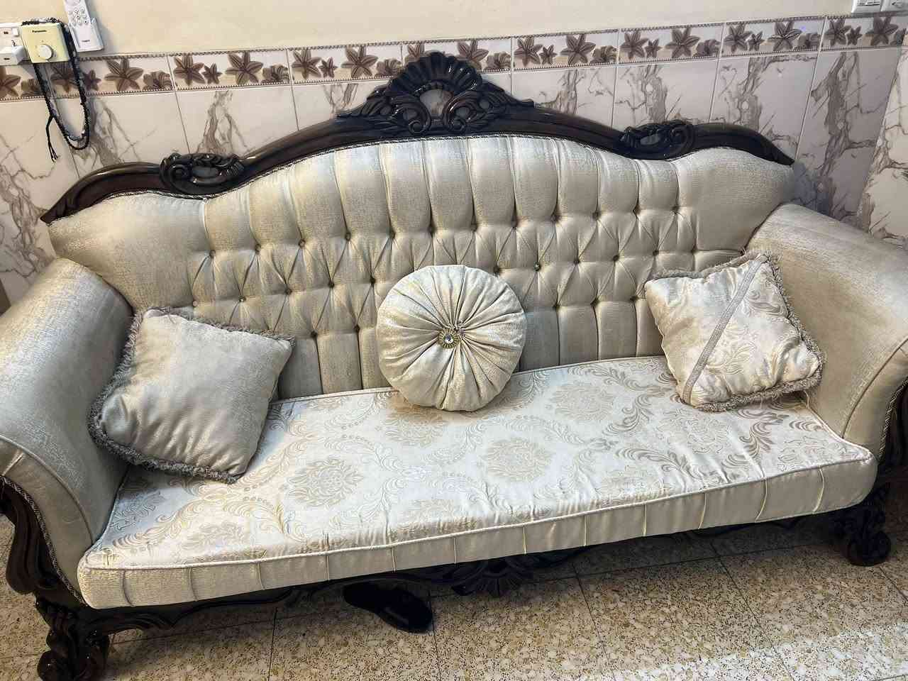 السلام عليكم
تخم ١٠ مقاعد اخو الجديد مع كوشات عدد ٨ 
السعر ٨٠٠ ألف 
بغداد البلديات ***********
