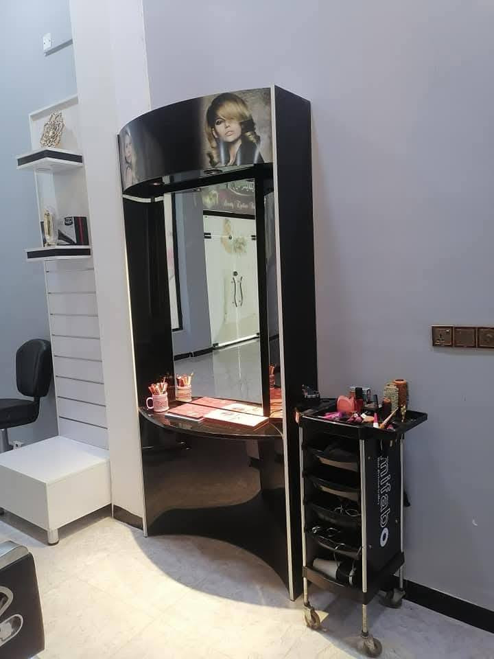 متوفر هذي المواد للبيع ميز مرايه عدد 6 3 ابو الشاشه صنع تركي و3 بدون شاشه برانكيت اناره وكرسي بدكير مساج وخلاط واضائة فووول عارضه مواد عدد 2 ومتوفر كورنر تركي قماش مالته ضد الماء اليخدمنه يتصل 
***********
