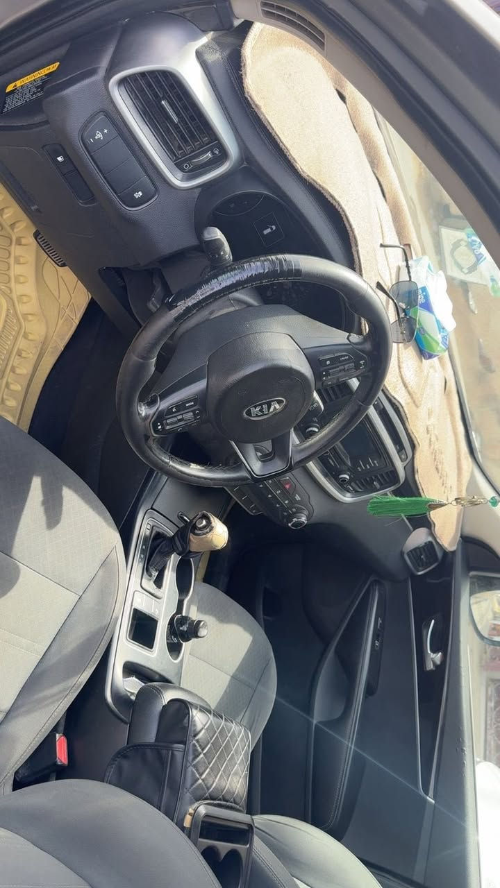 السلام عليكم 
كيه سورنتو للبيع موديل 2016 أربعه سلندر ٦ راكب ضربه فقط بنيد  وبدول تبديل فقط بارد وتجيً وشوف كدام عينك مكينه كير تخم تاير كفاله وسياره وارد أمريكي وسعر 150 وبيهه مجال للشرايه
للتواصل ***********
