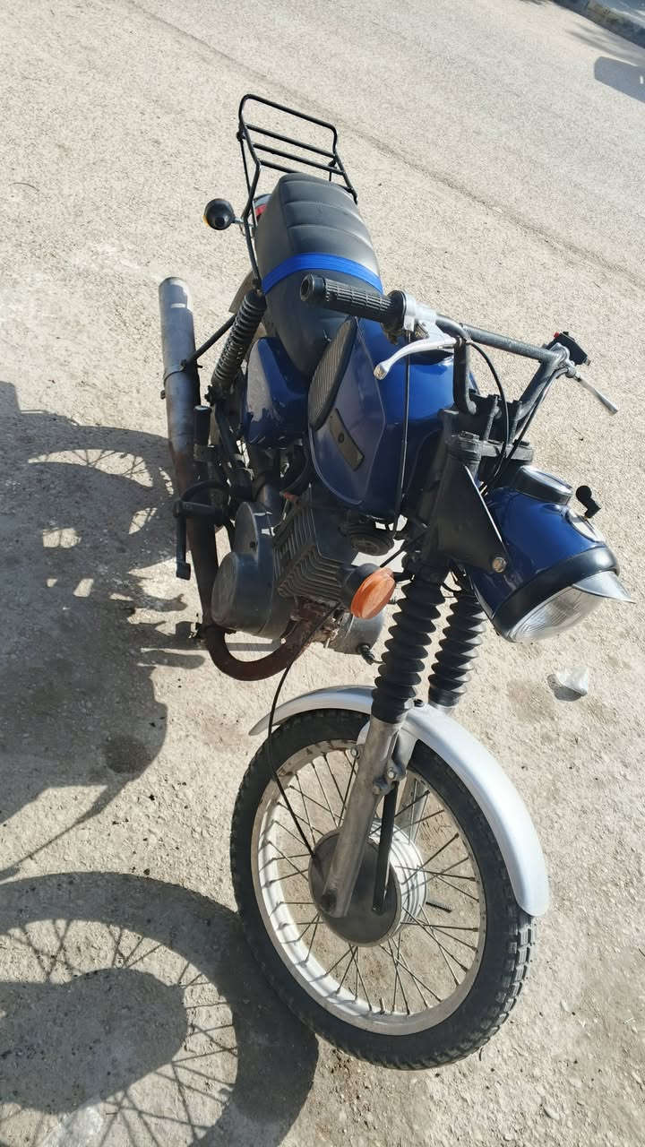 السلام عليكم دراجة 81 للبيع بدون بدون گصه 3 لحيم جوه الجشن بس مكان واسط عزيزية مكلف بالنشر هذا رقم صاحبها ***********/*********** ما اجاول عالخاص تحياتي للجناية
