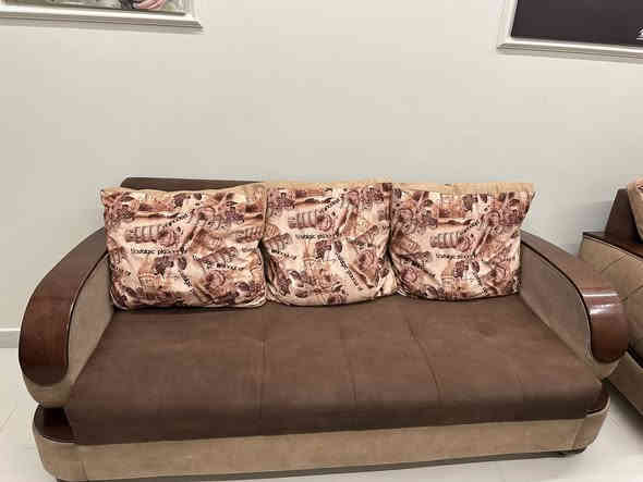 تخم سبع مقاعد نظيف والاسفنج مال مقاعد جديد ولا مضغوط ولا بي اي اثر معروض للبيع 
***********
