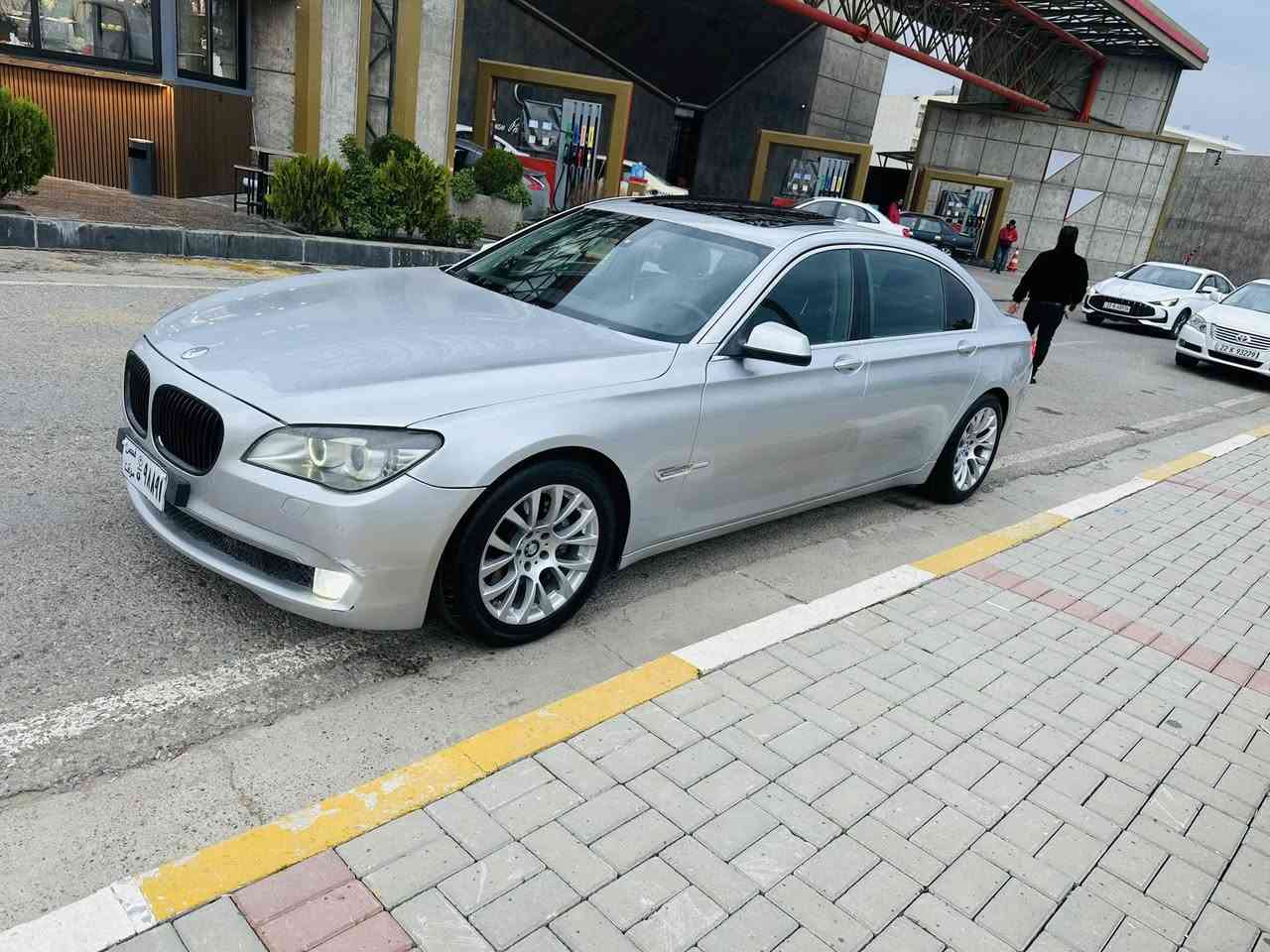 سعری لە خوار هه موبازار ١١٥ گەڵا
بی ئێم 730 i 
مۆدێل 2012
مەکینە V6
ئارمی بلاستیک بەشەرتی ئەو لیات و خرامە بۆیاخی نییە سە یارە لۆک لۆکە 
شه ش بستؤن نؤزل كورت 
مواسفات فوول سلایت
***********
