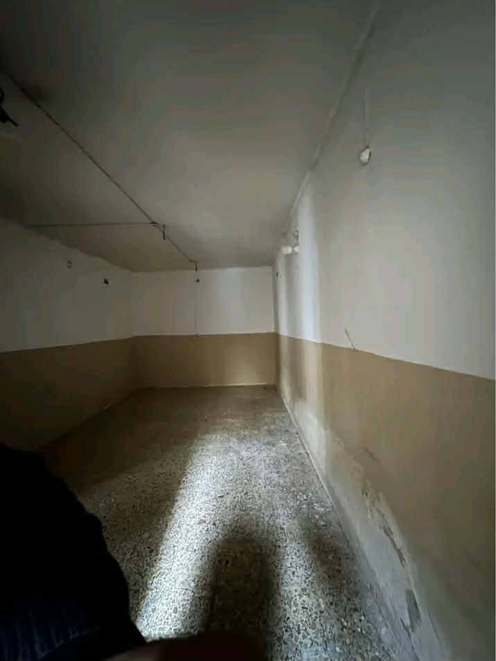 بيت الايجار مساحه ١١٠ في حي القادسيه ركن قرب فلكه المطار يتكون من غرفتين كبار وحده ٤&٦والثانيه ٤ونص في ٦ وستقبال ٤&٥ ومطبخ وصحيات 
الاستفسار
***********
