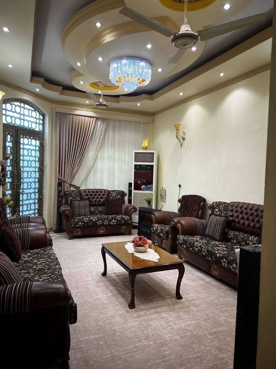 يعلن مكتب عقارات النورين عن وجود دار للبيع البصره حي الخضراء مساحة 153 متر واجه 8 متر طابقين يحتوي على 4 غرف نوم وصاله وستقبال ومطبخ وصحيات وكراج بناء 2015 
تفاصيل اكثر مراجعه عقارات النورين او الاتصال ***********
عنوان المكتب الطويسه شارع السوق القديم مجاور معرض الرائد لسيراميك
