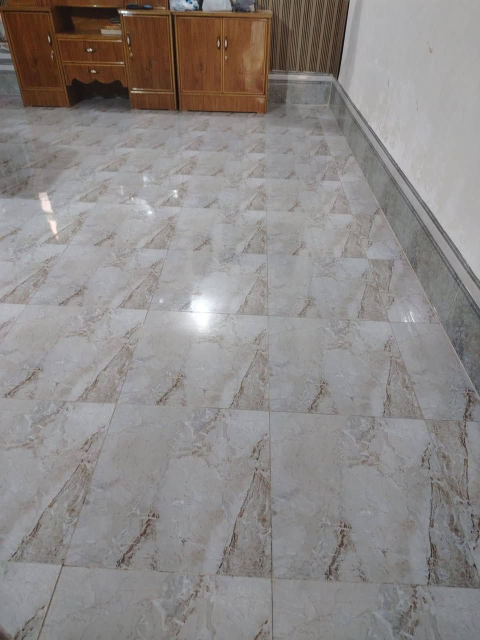 السلام عليكم ورحمة الله وبركاته
🏡 دار للبيع (تجاوز – مفوض الطابو)
📍 الموقع: حي البكر الغربي، على شارع (20) الحلولي، قريب من المنتزهات، بموقع مميز جداً يصلح للسكن أو للاستثمار التجاري.
📐 المساحة الكلية: 270 متر².
🔹 المواصفات: • غرفة (6×5) م. • غرفة (5×4) م. • صالة كبيرة. • مطبخ (5×4) م. • صحيات داخلية وخارجية. • سيراميك درجة أولى للأرضيات والمطبخ والحمامات. • الدار منفذة بعناية وجودة عالية. • مرتفعة عن مستوى الشارع. • كراج واسع. • يوجد أساس جاهز لديوانية مع هول وكوريدور.
💰 السعر: 35 مليون دينار (قابل للتفاوض بالمعقول).
📞 للاستفسار: ***********
🌹 الرجاء مشاركة المنشور ليصل إلى المهتمين، ولكم جزيل الشكر
