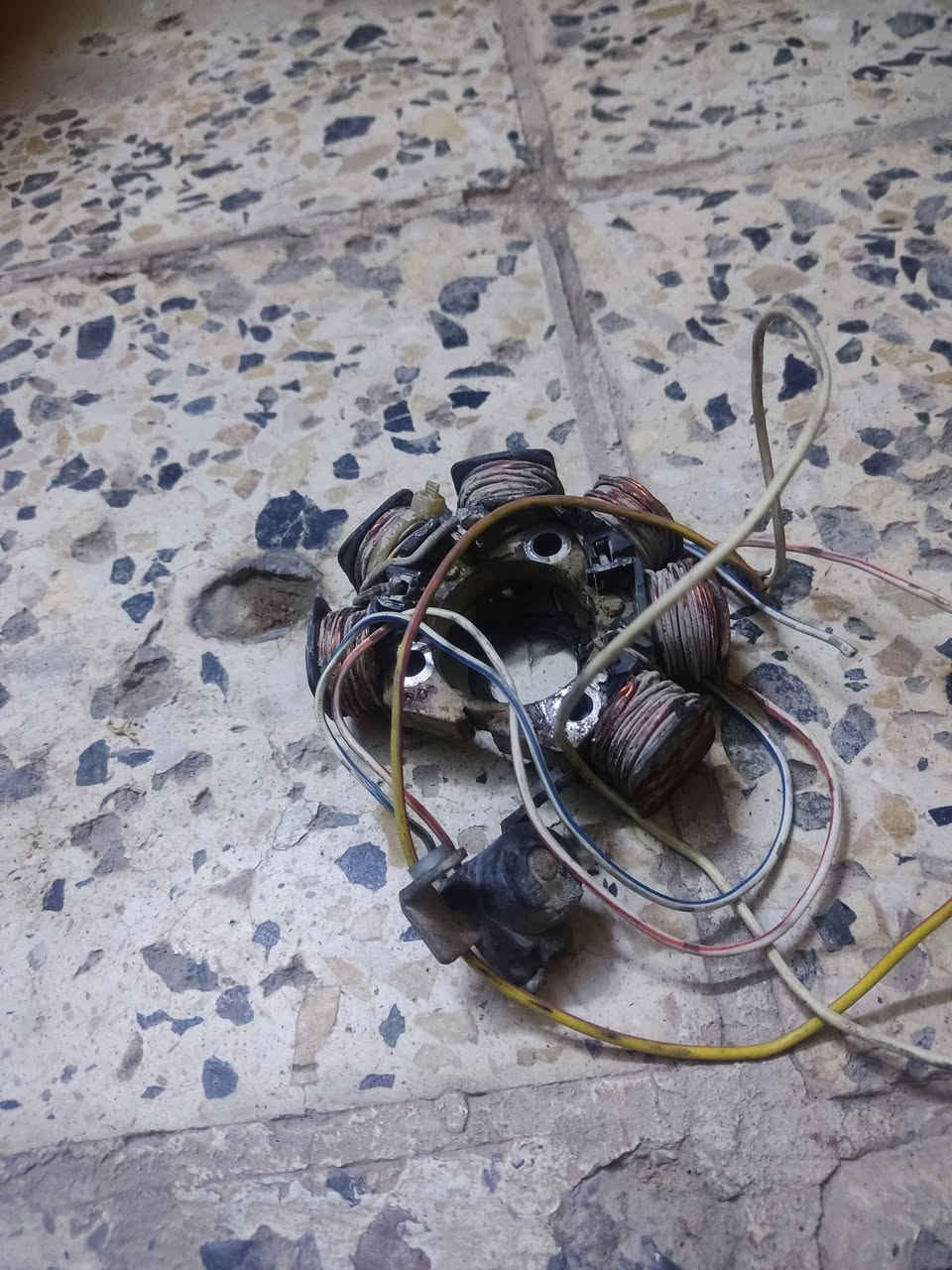 سلام عليكم غراض للبيع ماكس بوليس عادي يرهم كله اصلي مال تفصيخ شرط الشغل او مراوس بغراض  
كلج خلفي عدد 4واحد عل 10
كلج امامي عدد 2واحد عل 5
سلف شغال ب8
ماكنيت مال تفصيخ ب5
كابريتر عوزها تنضيف ب15
خاص مفتوح او اتصل وتدلل مكاني كوت  ***********
