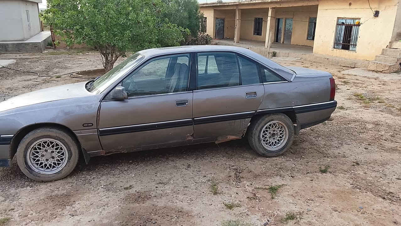 سلام عليكم
سيارة اوميكة لي البيع 
موديل 1991
كابونة بانزين موجودة 
تريد وكلة تريد تحويل من الشرعي 
محرك نضيف كير نضيف 
السيارة محورة كابريتة قطاره بانزين 
السعر 16ورقة 
***********
***********
