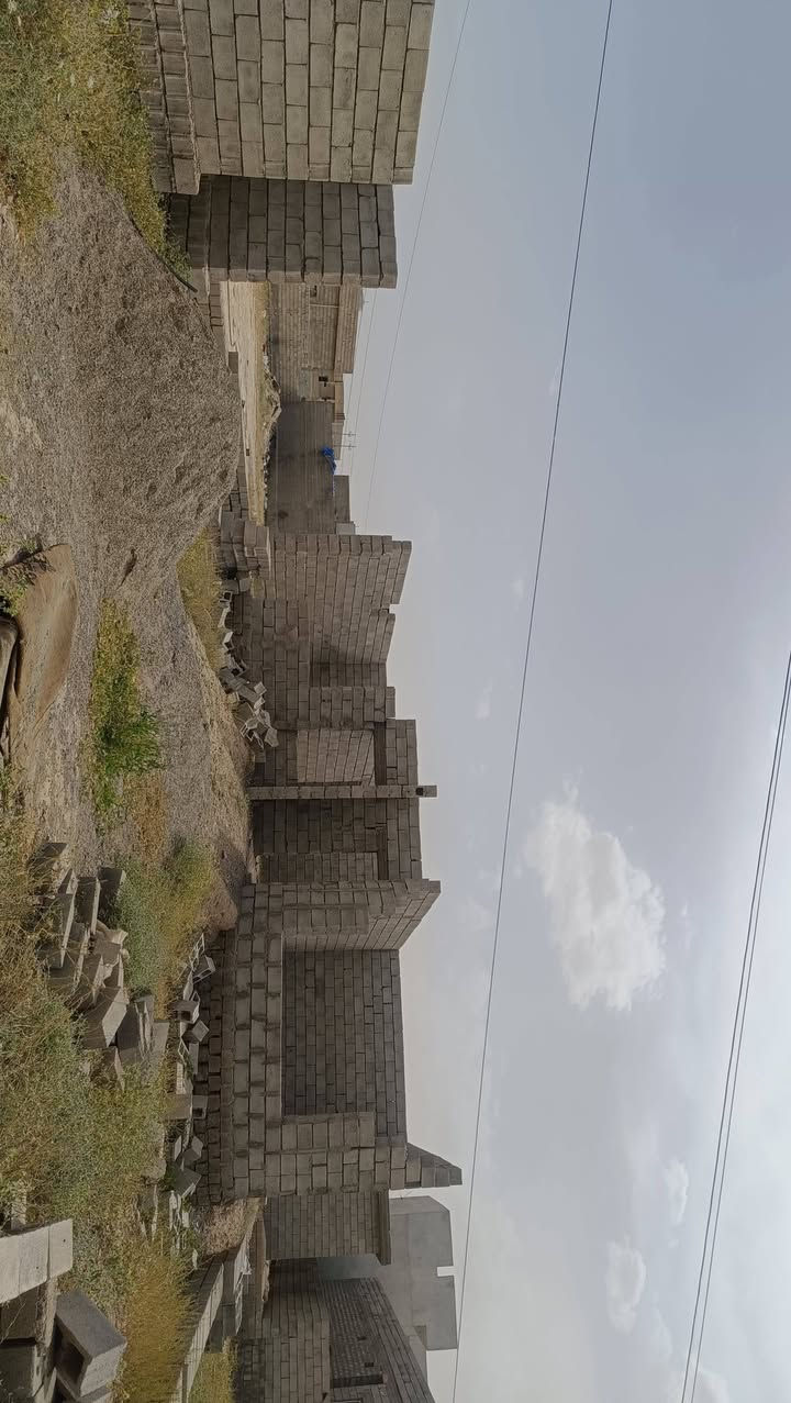 الدار للبيع مساحه القطعه 360متر متكون من غرفتين وصاله وربعه ومطبخ وصحيات خارجيات وداخليات السعر 17وبي مجال مكان البيت روتانا قرب بيت سعد ناجي  رقم الهاتف ***********

