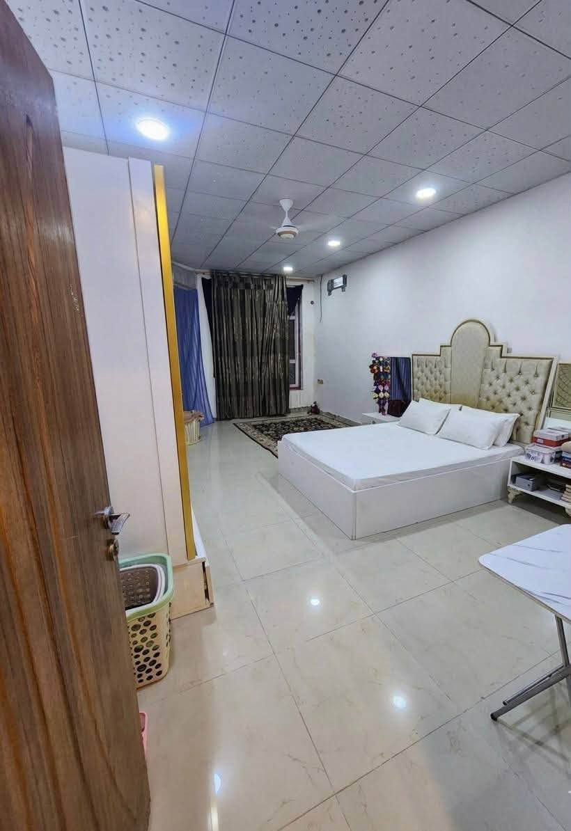 السلام عليكم - مكلف بالنشر
التواصل مباشرة مع صاحب الدار 📞
 *********** 📱

بيت للبيع مساحة 200 متر 🏡
يحتوي 4 غرف نوم واسعة
2 منهن ماستر ✨
4 حمامات
صالة واسعة بالطابق الاول + صالة واسعة بالطابق الثاني
مطبخ واستقبال وحديقة وكراج 🌳🚘
السطح ايزوكام ☀️
شبابيك دبل جام عزل
حمام خارجي + مخزن بالسطح
بناء حديث 2023 🏗️
الموقع حي الفرات شارع الصب قرب عمارة ابن عطية ثالث بيت عن الشارع العام 📍
