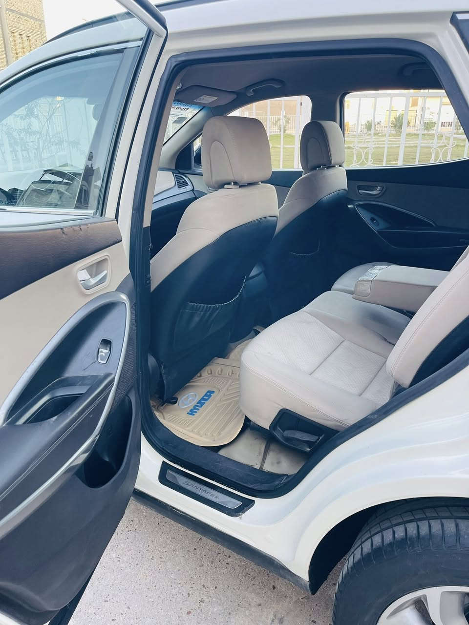 سلام عليكم 
للبيع أو مراوس حسب القناعه 
هونداي سنتافيا 2014 خليجي مكفوله 
من الضربه والصبغ والبارد والتبديل حتى الدعاميات وكفاله محرك وكير رقم دولي جديد باسمي تحويل ثاني يوم سبعه راكب ثلاث قطع تبريد تحكم ستيرا وكامره بالمرايه بلاديه ومري شفط تخم تاير وحداديه كله نافضه جديد مابيه نقص الحمدالله جاهزه 
مكاني البصره الجبيله قرب مول بصره تايم 
للاستفسار 
***********
