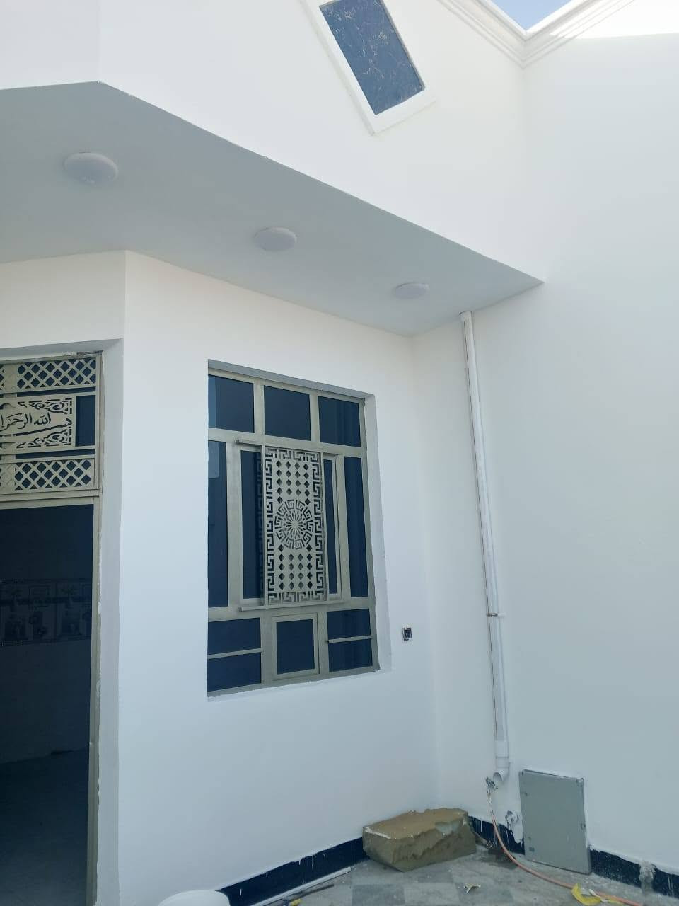 السلام عليكم بيت حديث للبيع اكتمل بنائه قبل أيام الموقع الفلوجه طريق السايدين مقابيل الهياكل 
مساحه الارض  200 
مساحه البناء  160 
جاهز من كلشي مع سياج وحديقه وخدمات كامله 
السعر 65 وبي مجال 
للتواصل  ***********‬‏

