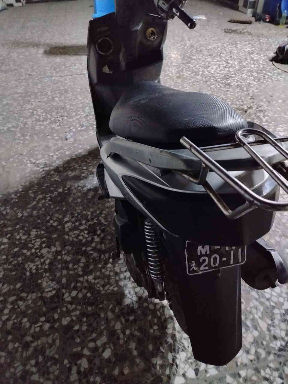 سلام عليكم
دراجه سكنس فحل كابريتر 
نضافه كفرات 65% بيها شوي فطور وكسور موضح ب صوره دراجه حلوه سلف وهندر تشتغل اشاير يمنه يسره شغالات كهربائيات شغاله نواقصها دشبول  الدراجه مرات يشتغل مرات لا دكمه لايت مشلوعه بس بسيم أو شي يشتغل دراجه دراجه يراد الها ترتيب بس ما متفرغ الها شلعتها قويه مكان بلديات تقاطع كهرباء 
سعرها 500 وبيها مجال بسيط للطيبين
***********
