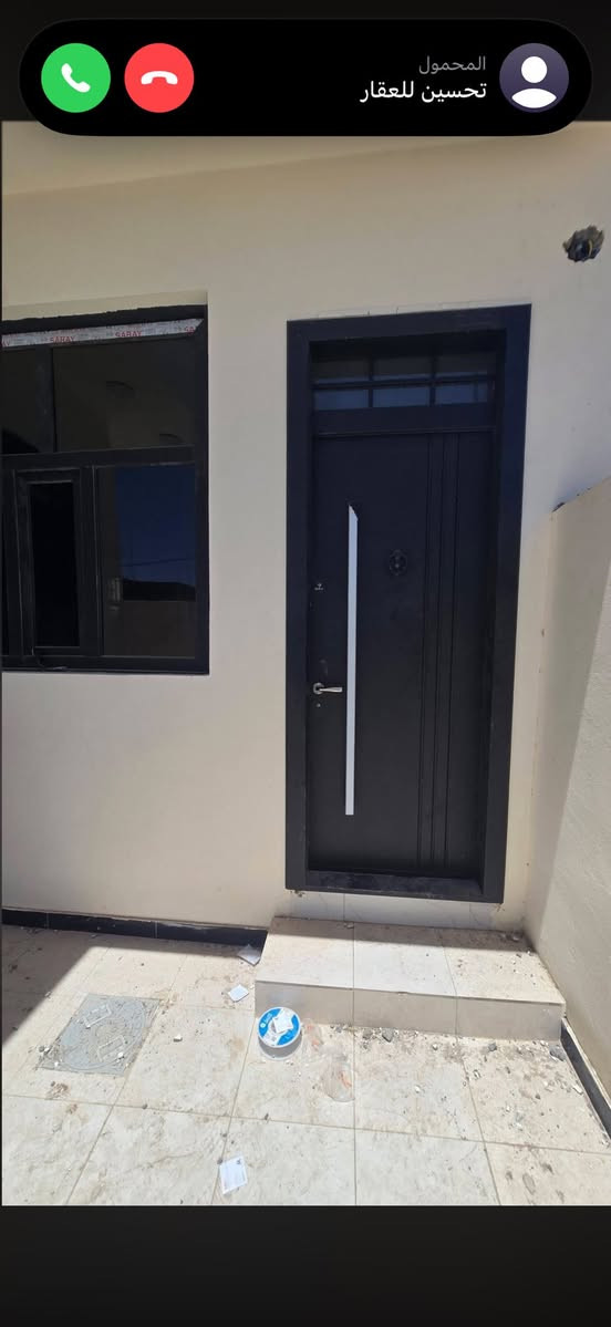 بيت للبيع مساحه 200 متر 
العنوان حولي الجامعه قرب مجمع حيدر ابن حجي هندي 
يتكون من غرفتين صاله استقبال مطبخ حار وبارد
 اساس +سقف كونكريت مسلح 
بيبان قاصه الطابق الثاني 
سطحين + صاله 
اتصال او استفسار ***********
