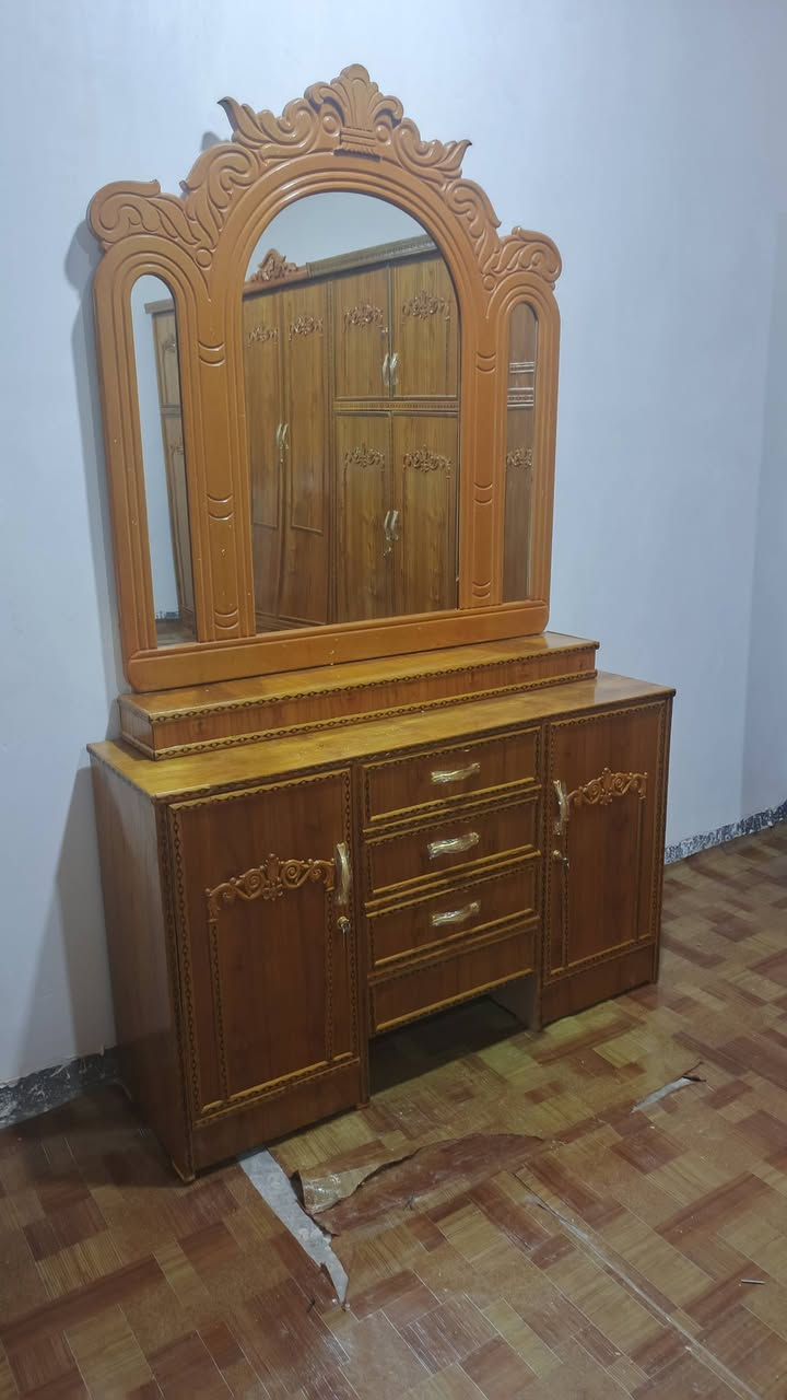 غرفه نوم 6 باب جديد 
كنتور + جربايه + كومديات + زاويه + ميز تواليت 
توصيل محافضات موجود  سعر 850 للاستفسار واتساب فقط ***********
