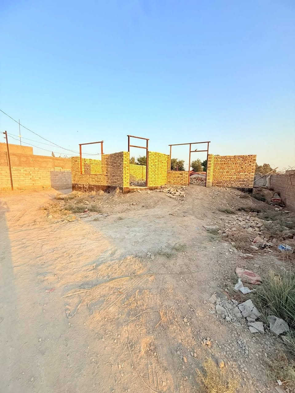 هيكل اساسه كونكريت مبني واجه وصفحه مساحه 225 ركن زراعي  متوفر ماء وكهرباء ومولد بالباب  يتكون من 
غرف عدد2 5متر
صاله 11متر
استقبال 9متر
مطبخ 6متر
مجموعه صحيه 5متر
مدخل 2متر
ممر جانبي عرض متر ونص
ممر خلفي عرض متر  العنوان خلف البيطره وره تسفيرات  السعر25 مليون بلاش رقمي للاستفسار ***********
