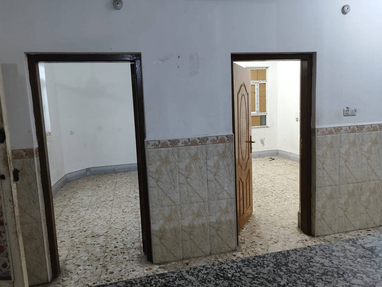 شقة للايجار 
تحتوي ع غرفة كبيرة
غرفة صغيره 
صاله 
مطبخ
مجمع صحيات 
ماطور +سخان 
الشقه في الدور الاول يعني درج واحد 
الموقع حي الصدر مجاور فرح مول مقابل مدرية رقية 
للاستفسار الاتصال على الرقم 
***********
