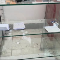 معرض زجاجي ٢ • ميز زجاجي طويل • فاترينات ٢