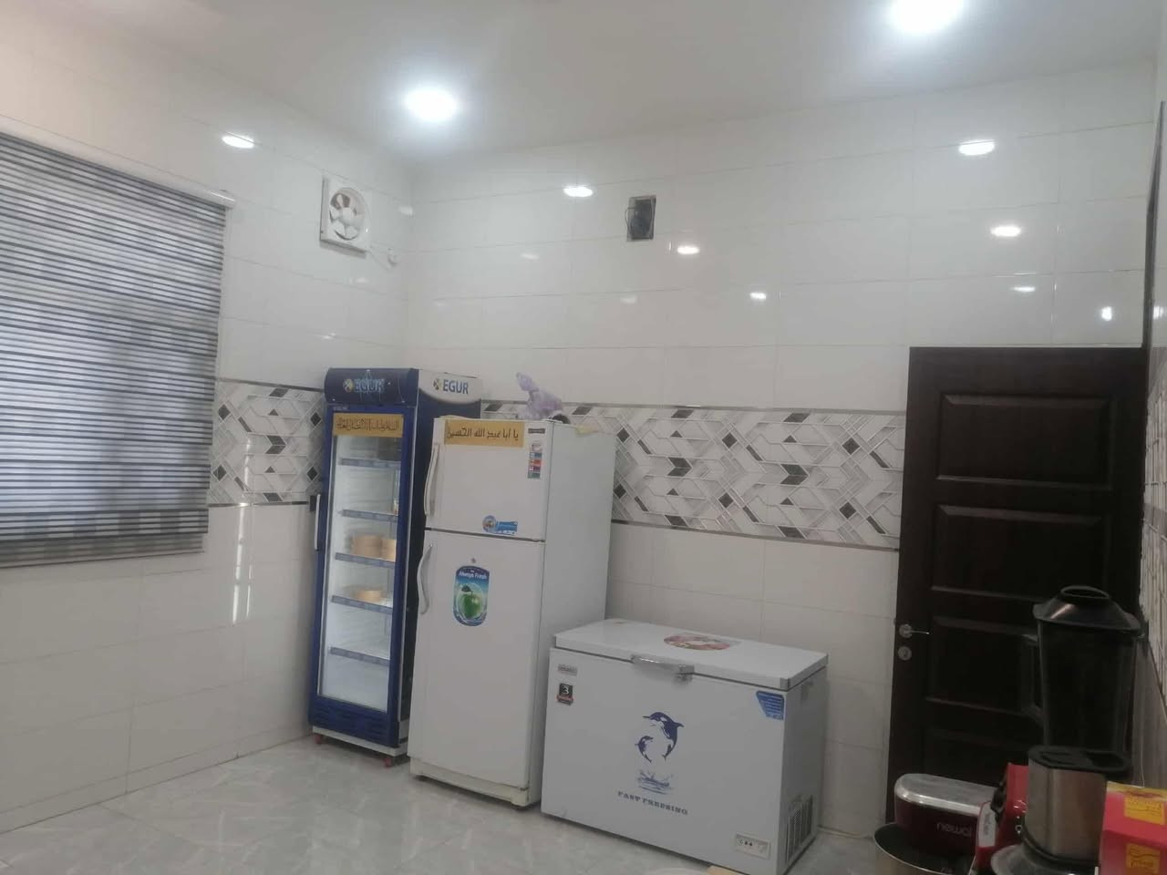 دار للبيع المساحه 200 متر طابقين بناء جديد كونكرية يحتوي على غرفتين وصاله وستقبال ومطبخ وصحياة وحمام الطابق الثاني يحتوي على غرفتين وصاله ومطبخ وصحياة وحمام العنوان حي العسكري الثانيه قرب صيدلية كبسوله مرجعة مكتب الكعبي للعقار *********** وتساب اتصال
