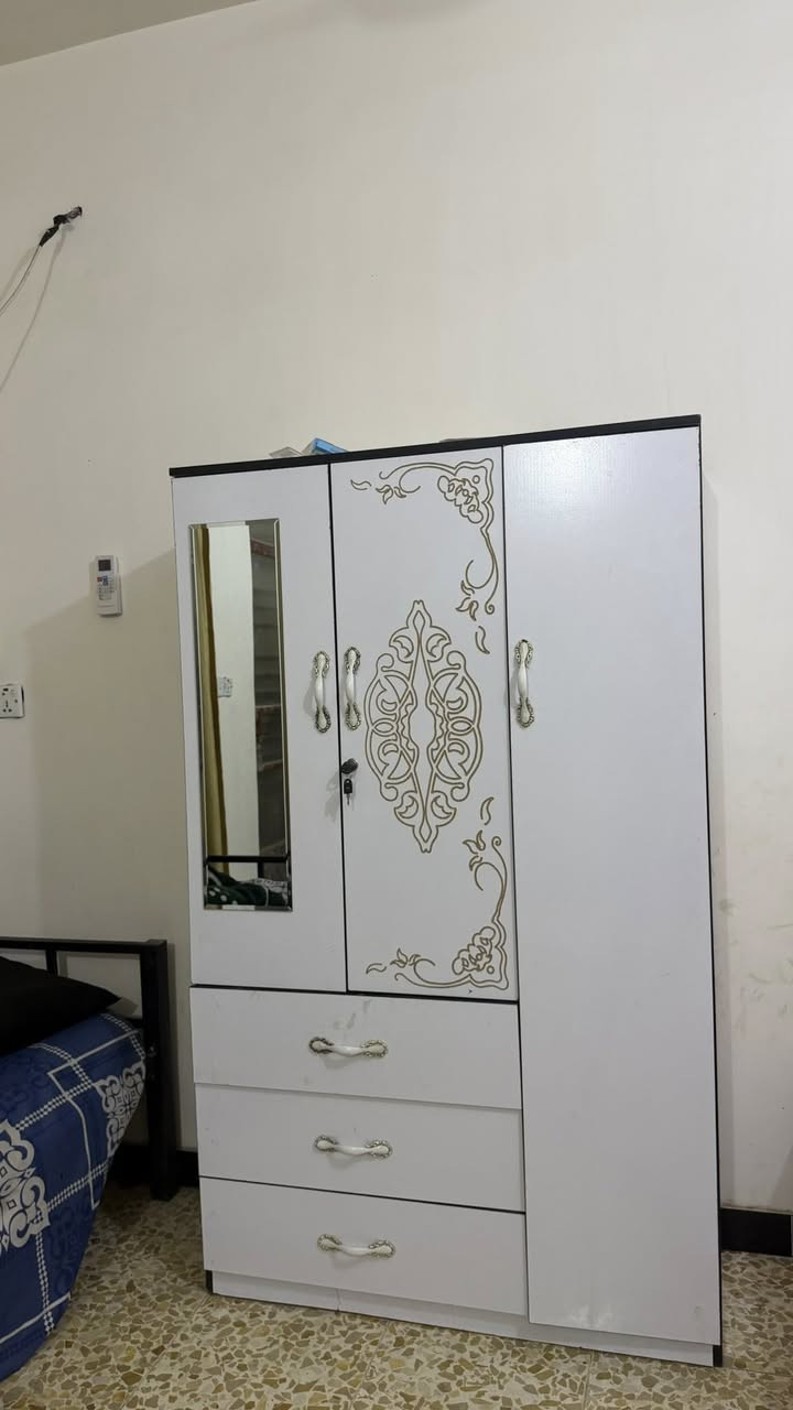 كونتورة 3 أبواب مع أدراج ومرآة
-    تصميم MDF أبيض
-مستخدم قليل ونضيف جداً
أستفسار على الخاص مباشرة او واتساب:***********📞
السعر 120وبي مجال بسيط🤍
