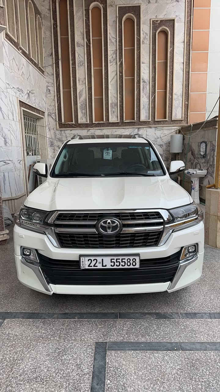 السلام عليكم 
للبيع 
لاند كروز 2021 كراند تورنك
اللون: ابيض 
عداد المسافة : 107 ألف 
السعر 510 $ وبيه مجال 
محرك 8 سلندر 4.600 
بصمة تشغيل + بصمة ابواب + تشغيل عن بعد 
لد نهاري 
بروجكتر 
مقاعد جلد لون قرميدي  + مقاعد امامية كهرباء عدد ٢
يدات نيكل 
شاشة اصلية
تحكم ستيرن 
مثبت سرعة 
دبل ماوس 
فور ويل 
مانع انزلاق 
جنطة كهرباء اصلي 
فتحة سقف 
نظام المساعدة على الالتفاف
نظام الزحف للخروج من الرمل 
مقاعد عدد 7 
ثلاث قطع تبريد 
مرايا كهرباء + شفط 
حساس امامي وخلفي 
ويل كب 20 انش
ثلاجة 
شحن واير لس
السعر 510 $ وبيه مجال 
مكان السياره البصره قضاء المدينه 
السياره مكفوله من الضربه والصبغ فقط جاملق خلفي بي صبغ
***********
***********
