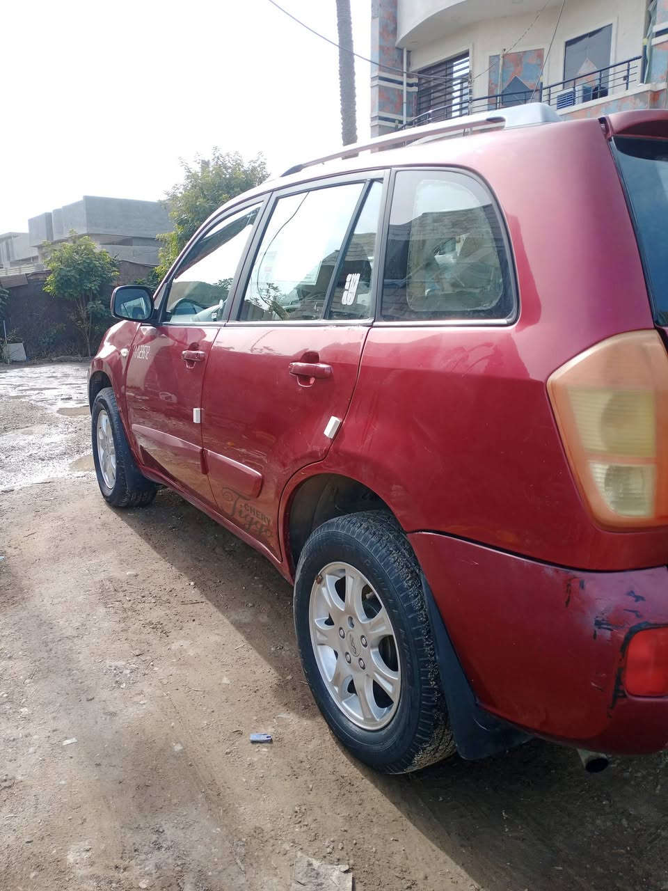 للبيع سيارة شيري نوع تيكو 2013 ماروني اللون جراد بلادي سنوية بأسمي تحويل ثاني يوم هزة ل2027 كهربائيات+حساسات كلها شغالة+تخم تاير شديته قبل 5 ايام  بصمة تقفيل عن بعد سونار موجود وداخلها جدا نضيف بدون اي حادث+تبريد تدفئة شغال السعر 60 ورقة وبها مجال والشراي يتصال ***********
