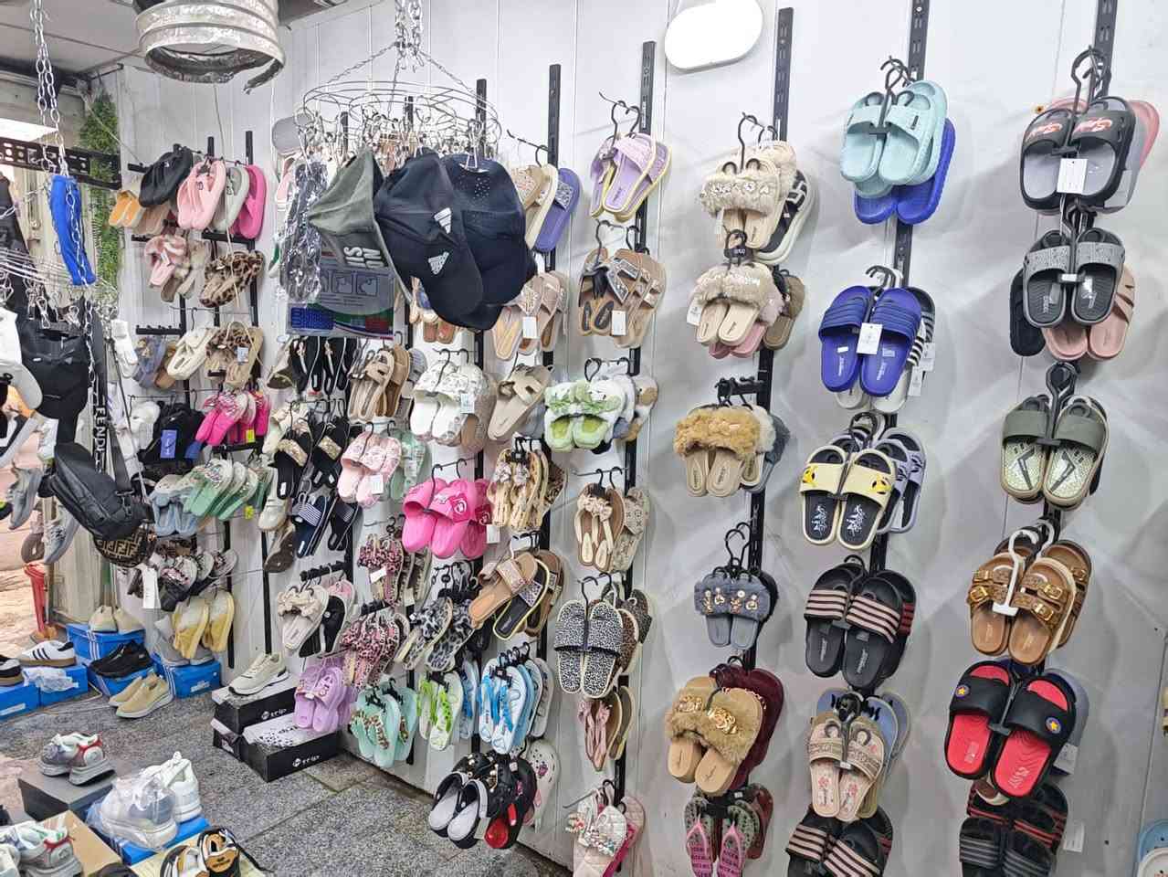 المحل للبيع مع كامل محتوياته ايجار المحل 300 الف 
المحل شغال وبي معاميل خير من الله كامل مكمل موقعه تجاري ع الشارع العام 
اليدور مشروع جاهز المحل يفيده الاستفسار اكثر ***********
