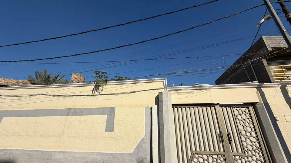 السلام عليكم دار للبيع
( طابو صرف ) المساحة (٤٠٠ متر ) البيت كبير ونظيف وديكورات جميلة وحديثة مساحة البناء ( تقريبا ٣٠٠ متر )يرهم ايضا مشروع مدرسة اهلية او روضة بسبب كبر المساحة والموقع قريب ع الشارع الرئيسي لطريق حلة - ديوانية ويحتوي ايضا على حديقة كبيرة وطارمة ومناور خارجية حول البيت والجيران من افضل الناس .
الموقع: بابل - الهاشمية - حي المصطفى  . 
تفاصيل البيت بالضبط
الواجهية: ١٦ متر
النزال: ٢٥ متر
الطابق الأول يحتوى على:
٣ غرف نوم :
الغرفة الاولى : ٣ * ٤ متر 
الغرفة الثانية : ٥ * ٤ متر
الغرفة الثالثة : ٦ * ٤ متر
الاستقبال : ١٠ * ٤ متر
المطبخ :  ٦* ٤ متر 
الصالة : ٦ * ٥ متر بدون المنور الداخلي والدرج. 

مجمع صحيات عدد ٢ خارجي وداخلي ومساحة كبيرة .

الطابق الثاني يحتوي على غرفتين :
غرفة ٤ في ٤.٥
وغرفة ثانية كمخزن مستخدمة بمساحة ٥ * ٢.٥.  
السعر  الاتصال ع صاحب الدار ***********
