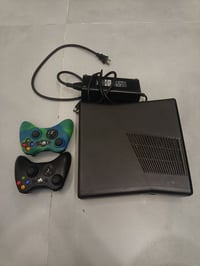 xbox 360 slim.   جهاز نضيف كلش كلش ولا شخطة بيه 86 لعبة منهم جي تي اي ...