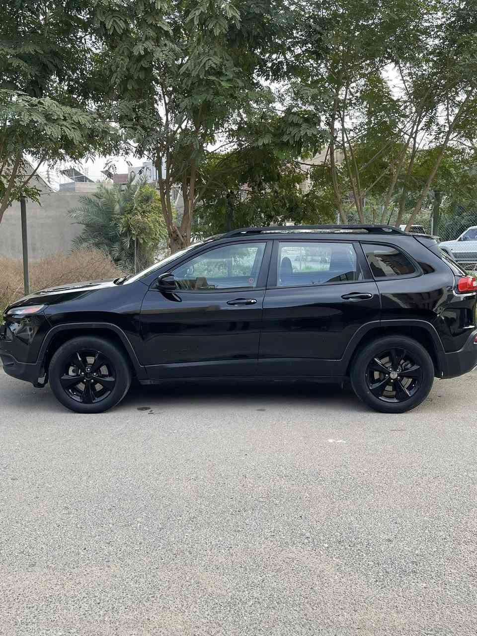 السلام عليكم للبيع
جيب شيروكي 2017( ترايل هوك ) ٦ سلندر  )(كير ٩ نمر )

مواصفات فول واحد ع واحد (بنوراما مقاعد جلد منفصل 
 تدفئه تبريد رادارات تحديد مسار تشغيل ع بعد بصمه ابواب اشاير ترحيب صندوق كهرباء كامره دواره وبعد بيها هواي مواصفات  

صبغ عام بدون دواخل كفاله شواصي ودواخل كير مكينه مبدلات جديدات 
 
 سعر ١١٠ مكاني بغداد الكرخ  / الاتصال ***********
