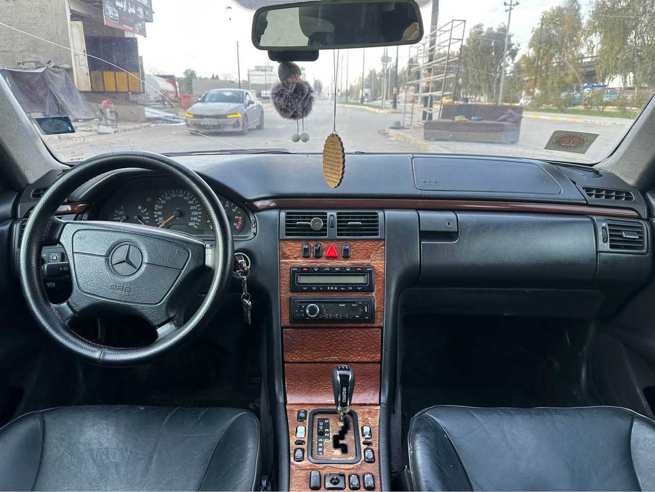 مارسدس e320 
محرک v گیر D4
مودیل ١٩٩٩ فول مواصفات سلایت کشن جلد نظام تراکشن سیارە amg بلادی فول فول سیارە ماملعوب بیها کلە عالبلادسیارە مصبوغ عام سقف بی شویە معجون بال خلف ابیع مگلوب
محرک کیر کهربایات تبرید تدفئە تحویل کلە بشرط
*********** Singapore
