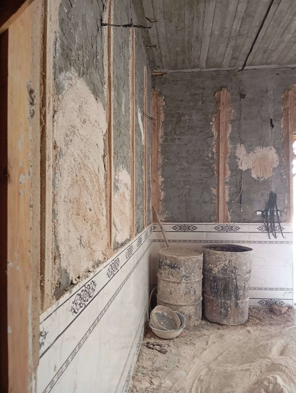 لباخ درجه اولى جص وسمنت وبورگ طلس ناعم متفرغ حالين ع متر وكباله مكاني نجف رقم مبيل ***********9
