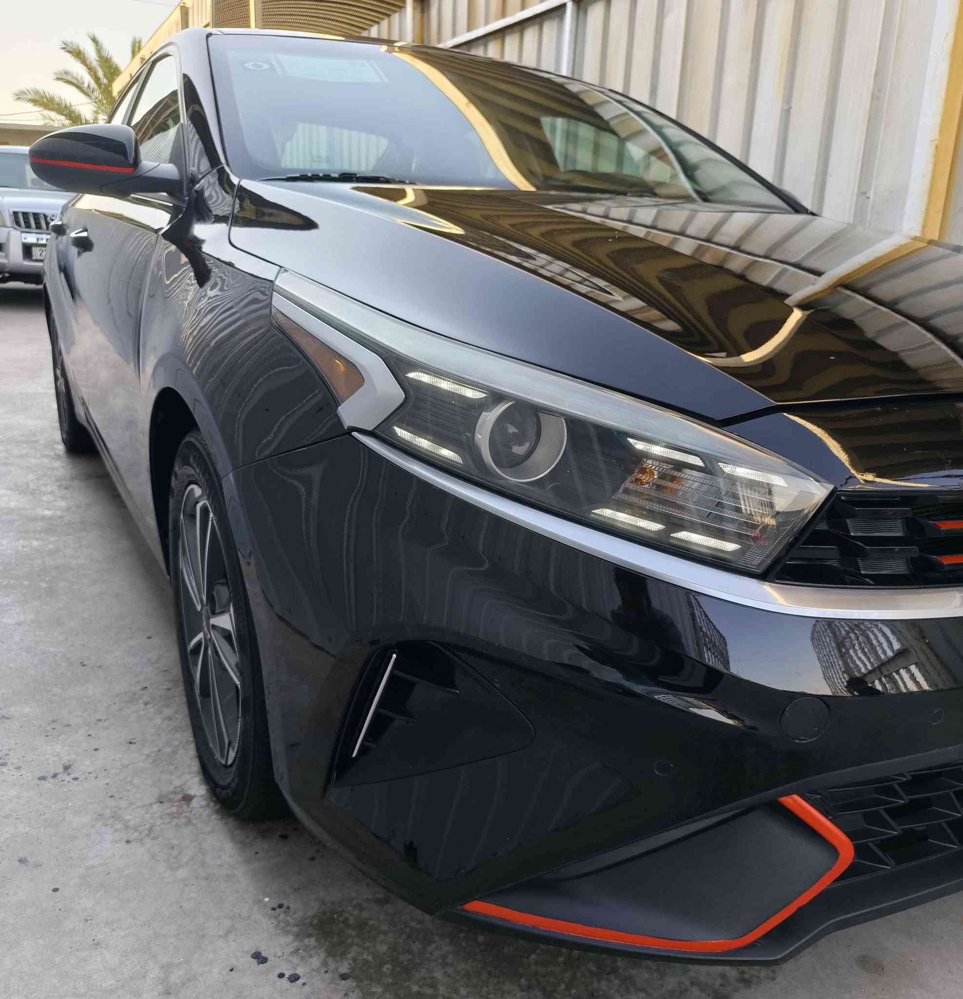 ل السلام عليكم للبيع كيا فورتي موديل 2022 وارد امريكي حادثها بل بنيد وجاملغ مثل ماموضح بل منشور سياره بيها فقط البنيد صبغ سياره جديدة تخم تاير جديد كير ومحرك على وضع الشركة سياره باسمي رقم بغداد إنكليزي تحويل مباشر ماشية 42 الف السعر 130 وبيها مجال الرقم *********** العنوان بغداد الشراي يتصل
