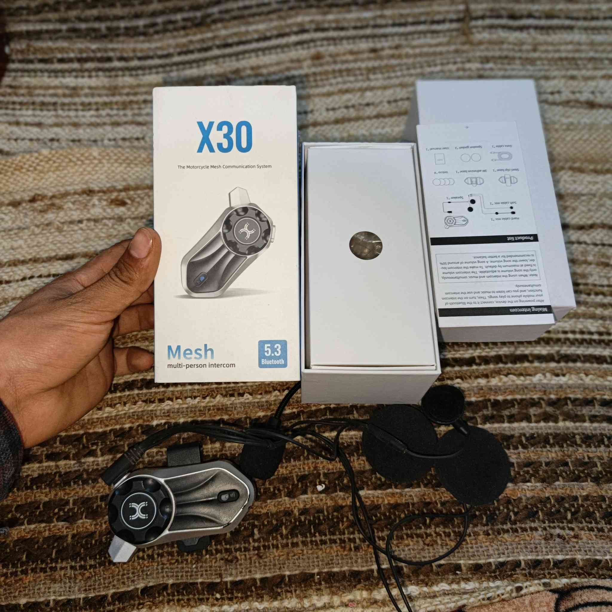 سلام عليكم شباب سمعات  خوذه  السمعات شتريتهن قبل يوم  وثاني يوم سويت حادث   وبطلت من الدليفري سمعات معروضات للبيع سعر 30 الف قفل لئن اني اخذتهن من الماني ب50الف رقم *********** تصل ذا محصلتني رسلني وتساب
