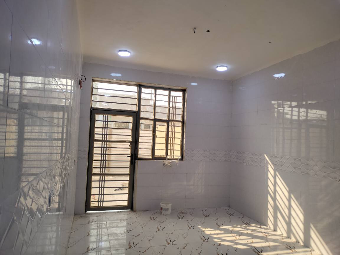 سلام عليكم ورحمه الله وبركاته بيت للبيع في ابي الخصيب شارع المحكمة ابو الخصيب الجديد البيت ركن المساحه الكليه 200 متر البيت يحتوي على غرفتين نوم وصاله ومطبخ وحمام داخل وخارج وديوان وكراج سياره البيت طابو صرف زراعي السعر 95 بي مجال الاستفسار اتصال على الرقم *********** البصرة, العراق
