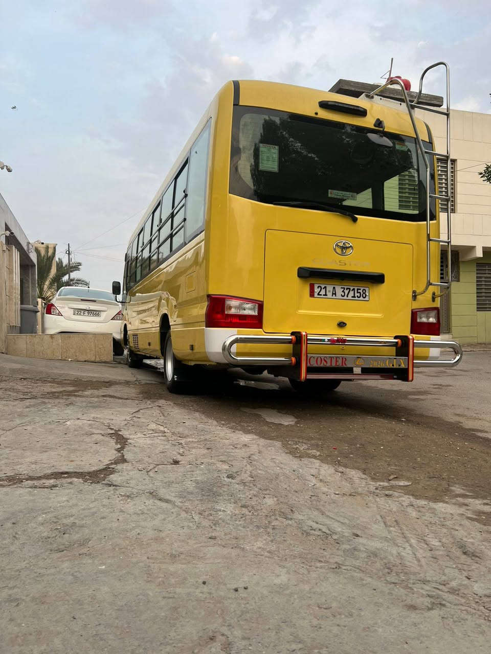 كوستر 2017 فيرنه مصبوغه من الكويت أو مابيها اي اعاده
السياره تخم تاير صدر امامي أو خلفي جديد كير مكينه خير من الله أو الاكسل بيه ونه خفيفه من ١٠٠الر ١١٠ السياره خير من الله 
معروضه 435 أو بيها مجال كلش بصيط 
للاستفسار ***********
